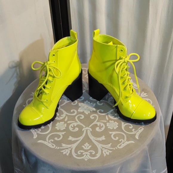 Qupid yellow patent leather lace up boot - Picture 2 of 8